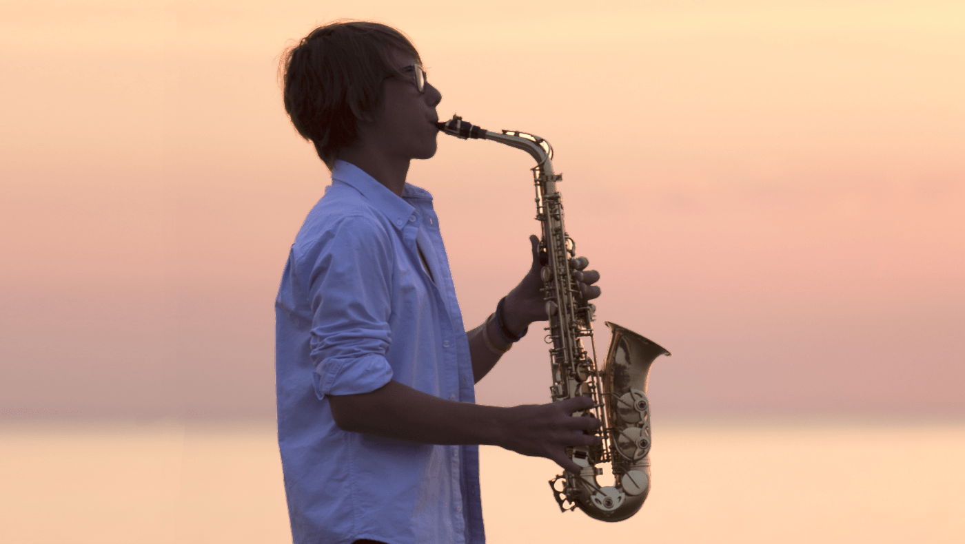 kind spielt saxophon holzblaeser in berlin